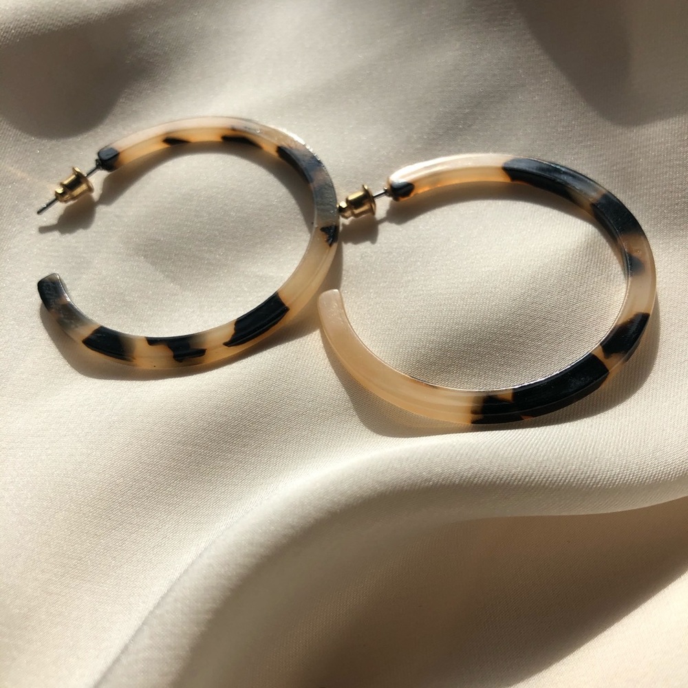 Leopard Pattern Hoop Earrings - Picture 6 of 7